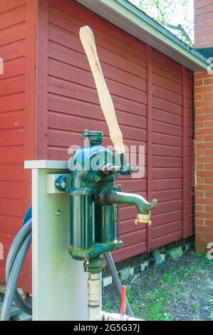 Alte, aber noch funktionsfähige Doppelkolbenpumpe zum Transport des Grundwassers nach oben. Stockfoto