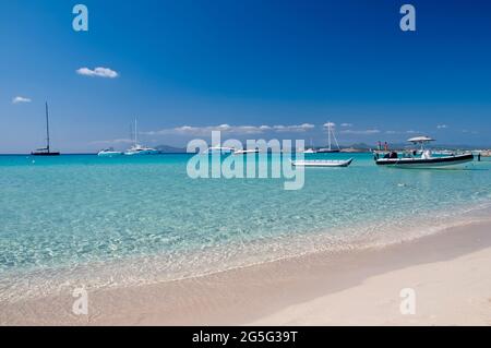 SES Illetes Beach auf der Insel Formentera, Spanien. Im Hintergrund verankerten Boote und der blaue Himmel Stockfoto