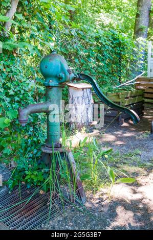 Alte, aber noch funktionsfähige Handpumpe zum Transport des Grundwassers nach oben. Stockfoto