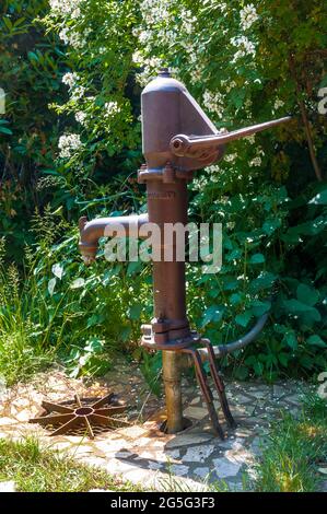 Alte, aber noch funktionsfähige Handpumpe zum Transport des Grundwassers nach oben. Stockfoto