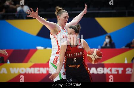 Die belgische Cats Antonia Tonia Delaere kämpft beim Third Place Game zwischen Weißrussland und der belgischen Basketballnationalmannschaft der Frauen um den Ball Stockfoto