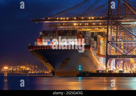 Eine detaillierte Nachtsicht des Triple E Ultra Large Containerschiffes Matz Maersk, das am Trinity Terminal im Hafen von Felixstowe verladen wurde - Juni 201 Stockfoto