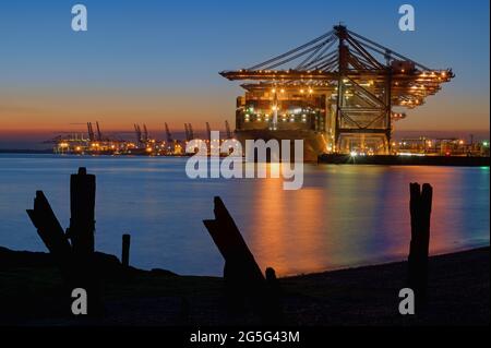 Eine allgemeine Sonnenuntergangsansicht der Containerschiffe im Hafen von Felixstowe vom Languard Point - Juli 2019 Stockfoto