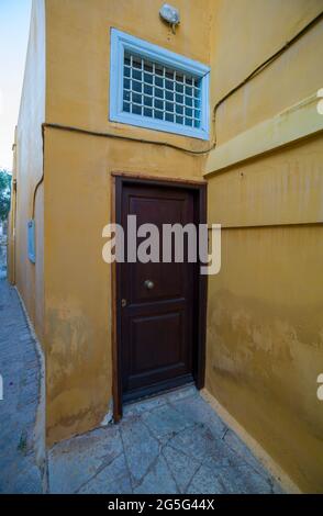 HYDRA HAFEN, HYDRA INSEL, GRIECHENLAND - AUGUST 27 2018 : Gelbes Herrenhaus im Hydra Hafen. Stockfoto