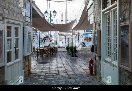 HYDRA HAFEN, HYDRA INSEL, GRIECHENLAND - AUGUST 27 2018 : Straße von Hydra Hafen. Stockfoto