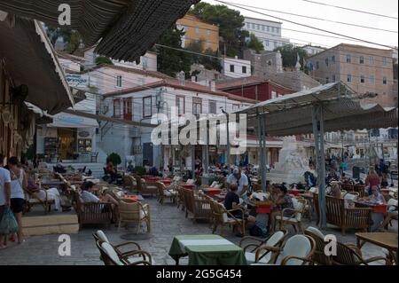 HYDRA HAFEN, HYDRA INSEL, GRIECHENLAND - AUGUST 27 2018 : Straße von Hydra Hafen. Stockfoto