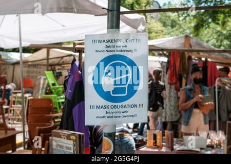 Berlin, Deutschland - Juni, 2021: Maske Pflichtschild auf Flohmarkt in Berlin Stockfoto