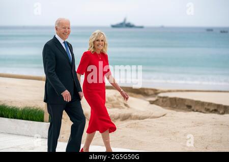 US-Präsident Joe Biden und First Lady Jill Biden gehen am Strand des Carbis Bay Hotel and Estate zur G7-Begrüßungszeremonie am 11. Juni 2021 in St. Ives, Cornwall, Großbritannien, entlang. Stockfoto