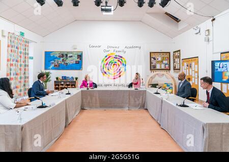 Die US-amerikanische First Lady Jill Biden und Catherine, die Herzogin von Cambridge, nehmen an einer Diskussionsrunde zum Thema Bildung an der Connor Downs Academy am 11. Juni 2021 in Hayle, Cornwall, Großbritannien, Teil. Stockfoto