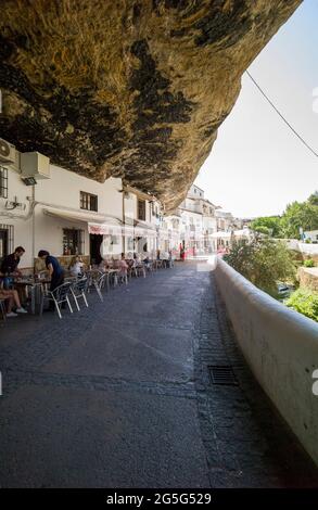 SETENIL DE LAS BODEGAS, ANDALUSIEN, SPANIEN - JULI 22 2018 : Straße von Setenil de las Bodegas. Stockfoto