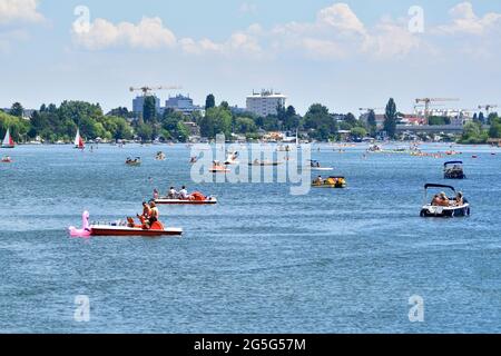 Wien, Österreich. Juni 2021. Ein heißer Sommertag an der Alten Donau. Viele Wiener suchen Abkühlung im Fluss. Stockfoto