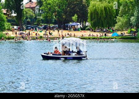 Wien, Österreich. Juni 2021. Ein heißer Sommertag an der Alten Donau. Viele Wiener suchen Abkühlung im Fluss. Stockfoto