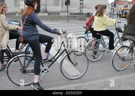 Kopenhagen, Dänemark. 27. Juni 2021,Dänen nutzen den täglichen Transport zur Arbeit und von der Arbeit aus das beste Transportsystem und gesundheitsförderlich ist das Fahrradmachen popul Stockfoto