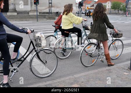 Kopenhagen, Dänemark. 27. Juni 2021,Dänen nutzen den täglichen Transport zur Arbeit und von der Arbeit aus das beste Transportsystem und gesundheitsförderlich ist das Fahrradmachen popul Stockfoto