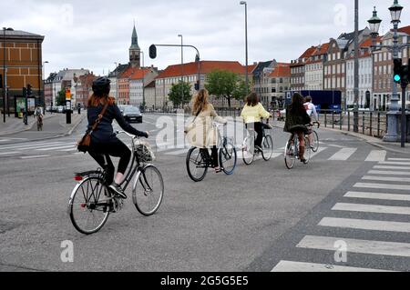 Kopenhagen, Dänemark. 27. Juni 2021,Dänen nutzen den täglichen Transport zur Arbeit und von der Arbeit aus das beste Transportsystem und gesundheitsförderlich ist das Fahrradmachen popul Stockfoto