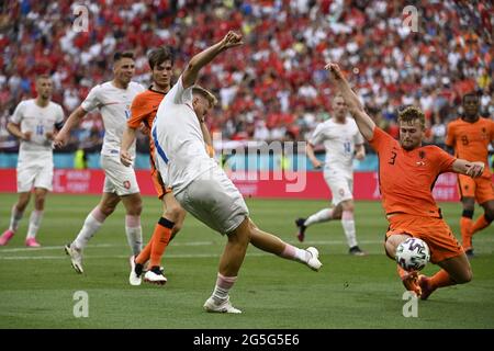 Budapest, Ungarn. Juni 2021. Antonin Barak aus der Tschechischen Republik, links, und Matthijs de Ligt aus den Niederlanden, rechts, in Aktion während der Fußball-Europameisterschaft 2020 im Spiel 16 zwischen den Niederlanden und der Tschechischen Republik in Budapest, Ungarn, 27. Juni 2021. Quelle: Ondrej Deml/CTK Photo/Alamy Live News Stockfoto