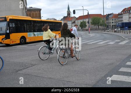 Kopenhagen, Dänemark. 27. Juni 2021,Dänen nutzen den täglichen Transport zur Arbeit und von der Arbeit aus das beste Transportsystem und gesundheitsförderlich ist das Fahrradmachen popul Stockfoto