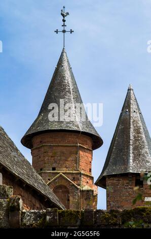 COLLONGES-LA-ROUGE, LIMOUSINE, FRANKREICH - JUNI 27 2018 : traditionelle rote Häuser von Collonges-la-Rouge. Stockfoto