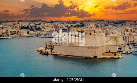 Panorama einer romantischen Szene der Hauptstadt Valletta beleuchtet in der Dämmerung und das blaue Meer in Malta Stockfoto