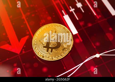 Bitcoin Kryptowährung Wert Preis fallen, nach unten, rote Aktienkarte mit Pfeilen auf dem Hintergrund Stockfoto