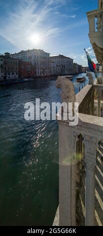 VENEDIG, ITALIEN - APRIL 13 2018 : Canal Grande vom Balkon aus gesehen. Stockfoto