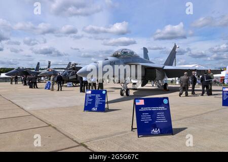 Aerospace Industries Association (AIA) American Trade Association Zone auf der Farnborough International Airshow Messe 2012, Großbritannien. Geschäftsleute, F-18 Stockfoto