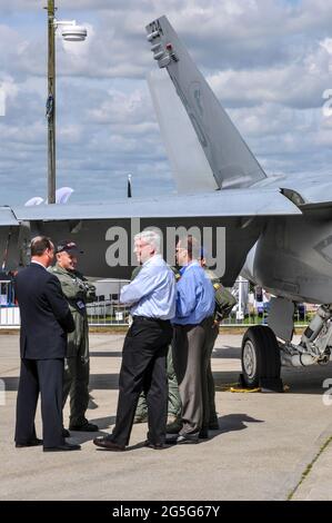 Aerospace Industries Association (AIA) American Trade Association Zone auf der Farnborough International Airshow Messe 2012, Großbritannien. Geschäftsleute, F-18 Stockfoto