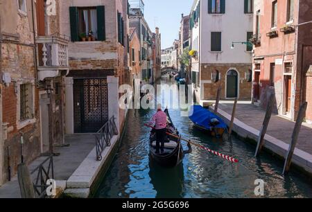 VENEDIG, ITALIEN - APRIL 14 2018 : Gondeln am Kanal. Stockfoto