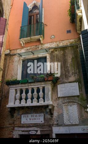 VENEDIG, ITALIEN - APRIL 14 2018 : façade der Residenz. Stockfoto