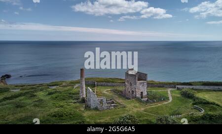 Luftaufnahme von einer Drohne der alten Mine Tankardstown. Copper Coast Unesco Geopark Stockfoto