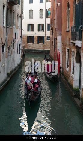 VENEDIG, ITALIEN - APRIL 14 2018 : Gondel auf dem Kanal. Stockfoto