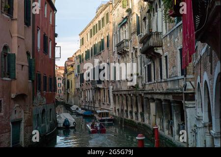 VENEDIG, ITALIEN - APRIL 14 2018 : Boote auf dem Kanal. Stockfoto