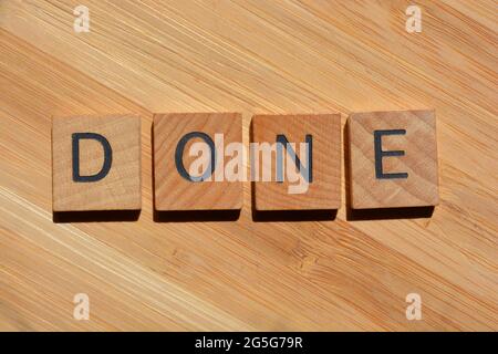 Fertig, Wort in Holzbuchstaben isoliert auf dem Hintergrund Stockfoto