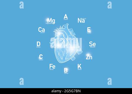 Stilisiertes Ziffernblatt mit lebenswichtigen Vitaminen und Mikroelementen für die menschliche Gesundheit, handgezeichnetes Herz, hellblauer Hintergrund. Stockfoto