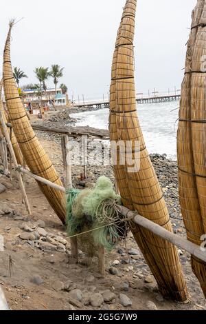 Huanchaco, Peru, ist die Heimat von Surfen, Ceviche und den berühmten Schilfflößen, die von Fischern namens „Caballitos de totora“ verwendet werden. Stockfoto