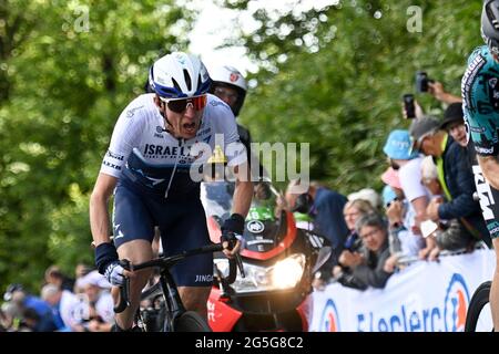 Tour de France 2021, Etappe 2 Perros -Guirec zur Mur de Bretagne Guerledan. Juni 2021. Team Israel Start Up Daniel Martin von Nation klettert die letzten Kilometer der Etappe Credit: Peter Goding/Alamy Live News Stockfoto