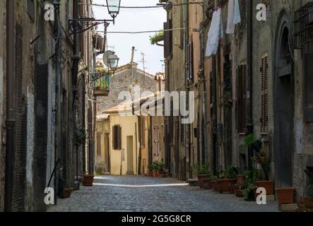 BRACCIANO, ITALIEN - APRIL 17 2018 : Straße von Bracciano. Stockfoto