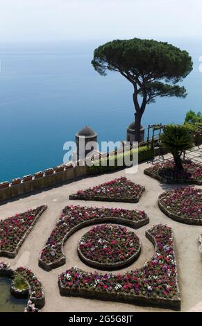 RAVELLO, ITALIEN - APRIL 19 2018 : Panorama von der Villa Rufolo in Ravello. Stockfoto