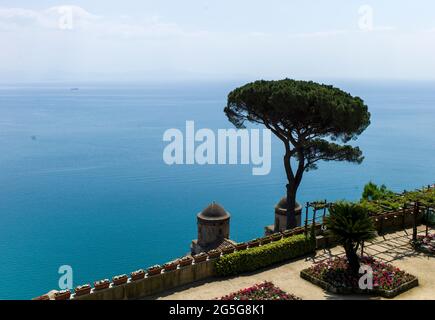 RAVELLO, ITALIEN - APRIL 19 2018 : Panorama von der Villa Rufolo in Ravello. Stockfoto