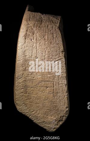CORDOBA. SPANIEN. - 27. Oktober 2015: Die Ategua-Stele ist eine Grabstele aus der späten Bronzezeit. Archäologisches und Ethnologisches Museum von C. Stockfoto