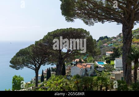 RAVELLO, ITALIEN - APRIL 19 2018 : Panorama von der Villa Rufolo in Ravello. Stockfoto