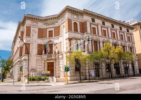 Pescara, Italien - 22. Mai 2021: Fassade des Gebäudes der Handelskammer von Pescara in den Abruzzen Stockfoto