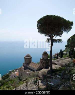 RAVELLO, ITALIEN - APRIL 19 2018 : Panorama von der Villa Rufolo in Ravello. Stockfoto