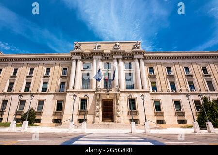 Fassade des Gebäudes der Provinz Pescara in den Abruzzen Stockfoto