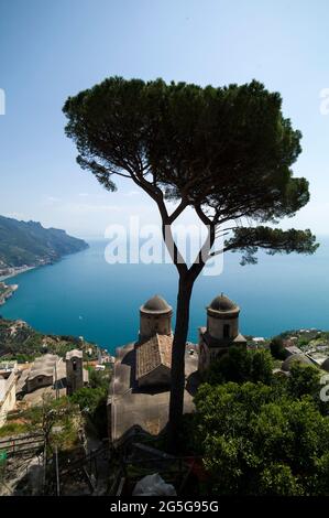 RAVELLO, ITALIEN - APRIL 19 2018 : Panorama von der Villa Rufolo in Ravello. Stockfoto