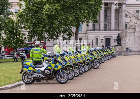 Lange Reihe von Polizeimotorrädern Stockfoto