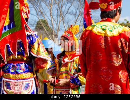 Rollenspieler gekleidet als Untertanen des Kaisers Quang Trung während Tet festival Stockfoto