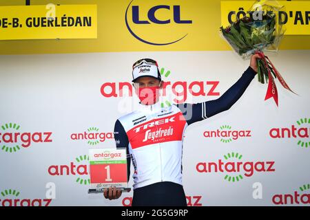 Der Belgier Edward Theuns von Trek-Segafredo feiert auf dem Podium, nachdem er nach der zweiten Etappe des 108. Den Antargaz-Preis für Kampfbereitschaft gewonnen hat Stockfoto