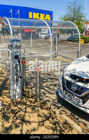 Ein Nissan LEAF Elektroauto Aufladen an eine Ladestation ecotricity außerhalb IKEA auf der Greenwich Peninsula. Stockfoto