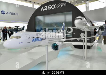 Airbus-Verkaufschalet auf der Farnborough International Airshow 2012, Großbritannien, mit Airliner-Ausstellungsmodellen und einem Abschnitt des A350 XWB. Luft- und Raumfahrt Stockfoto